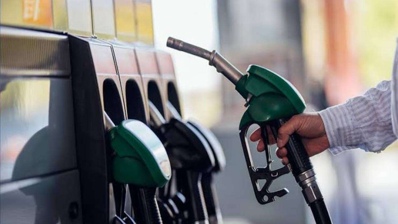 Zamların ardından sürücülere nefes aldıracak haber: Motorine indirim geliyor, tabelalar bu gece değişecek! 7